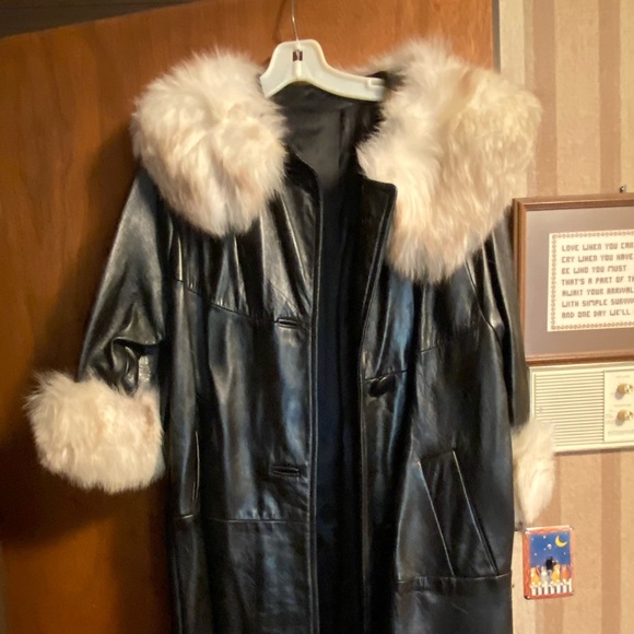 3 furs full an 3 half fur an leather. Worn twice an 4 never worn. - Picture 6 of 12